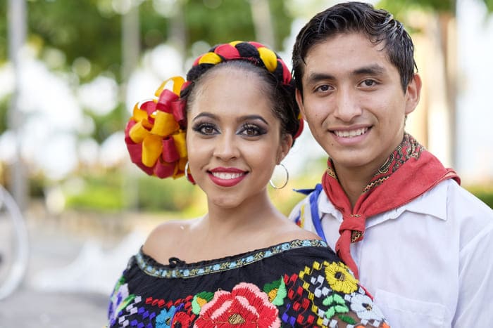 Hombre y mujer vestidos con trajes típicos mexicanos