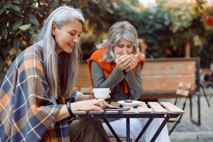 Mujeres tomando té de aguacate para la diabetes
